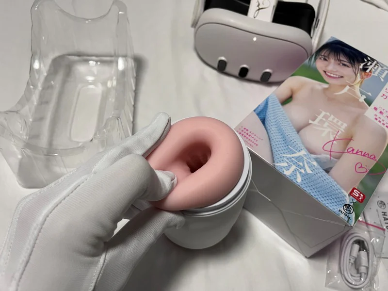 「リアルガール 瀬戸環奈」を指でつまんでいる写真